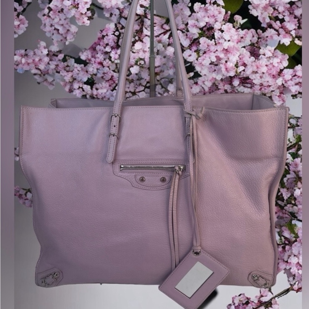 Balenciaga Soft Purple Tote Bag
Brass Hardware
Rolled Handles